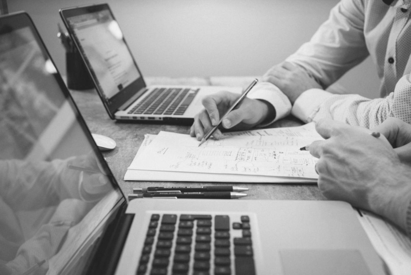 Teilnehmer bei der Analyse von Finanzdaten am Computer